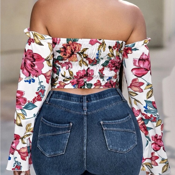 Crop shirt with sleeves from Shein size medium - Picture 2 of 4